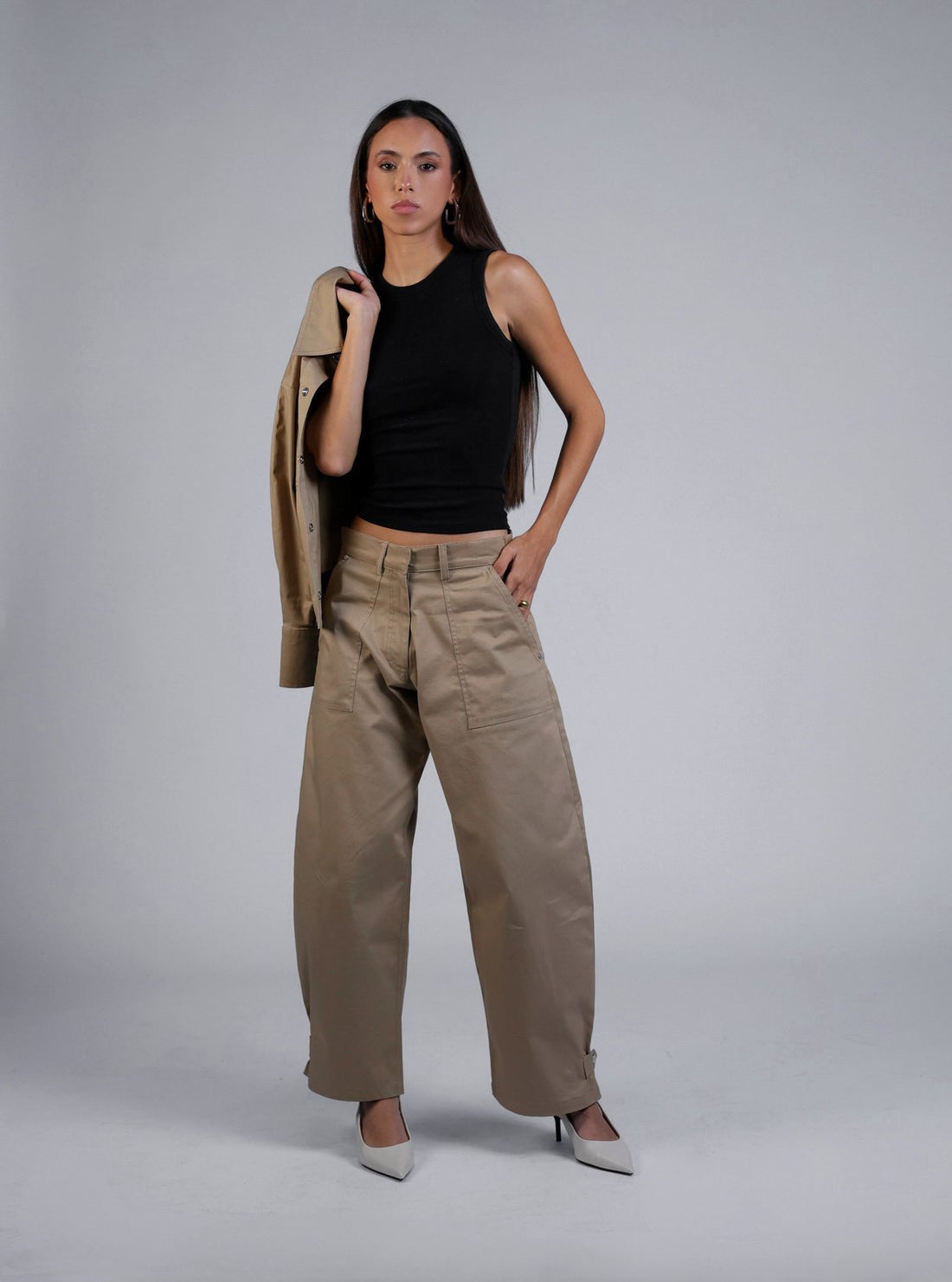 Pantalon en jean ballon Léon Beige, porté en extérieur, structure la silhouette