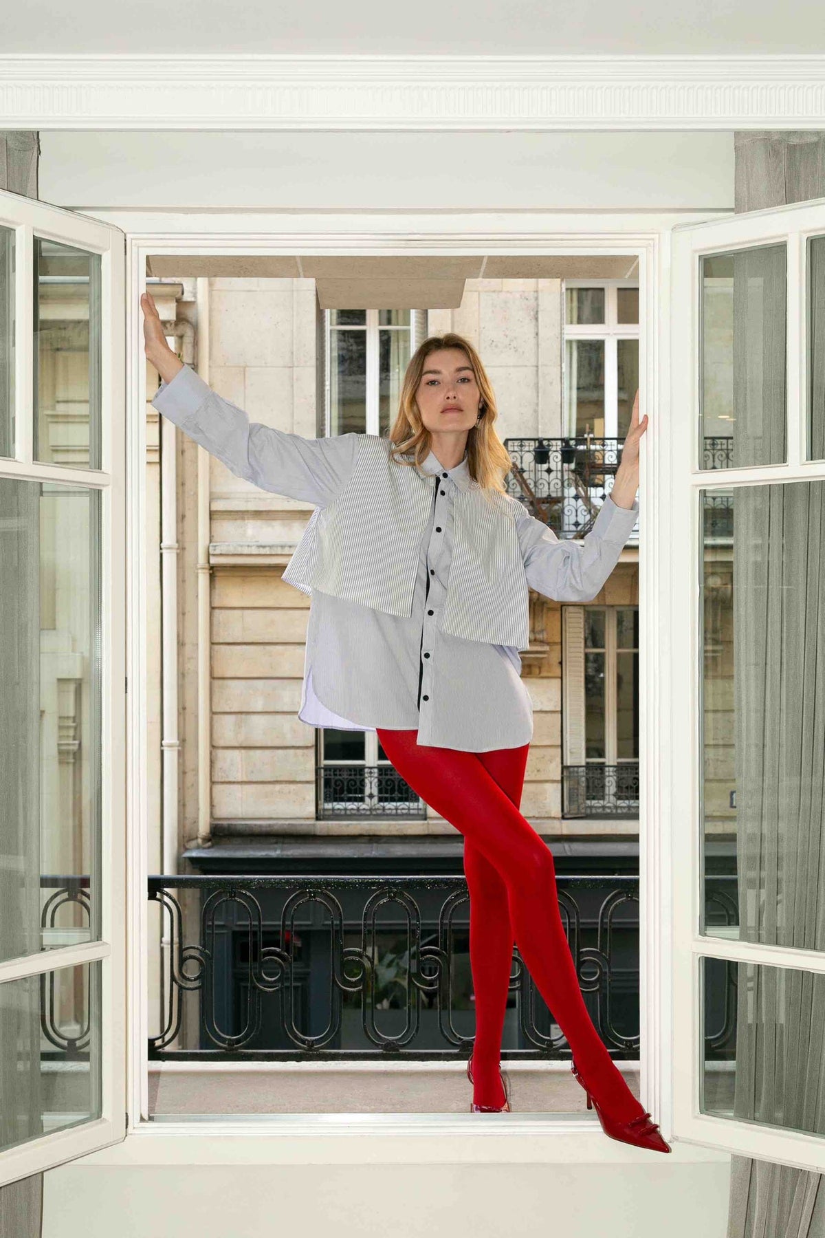 Chemise à superposition Vicky, porté, vue rapprochée, elle joue sur le contraste des motifs : une rayure fine en fond
