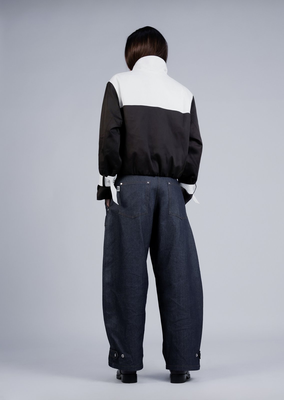 Veste col montant Camille, porté, vue de dos, cette veste est le résultat d’une co-création naturelle et évidente, coupe oversize assumée