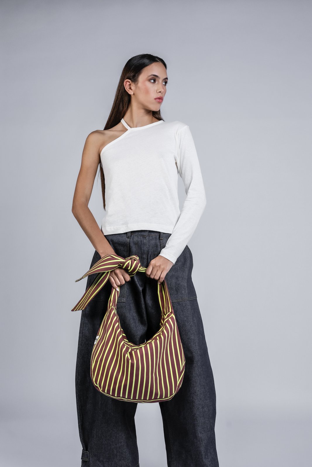 Sac à nouer à rayures jaune/marron Sasha, porté, vue de profil, pratique au quotidien
