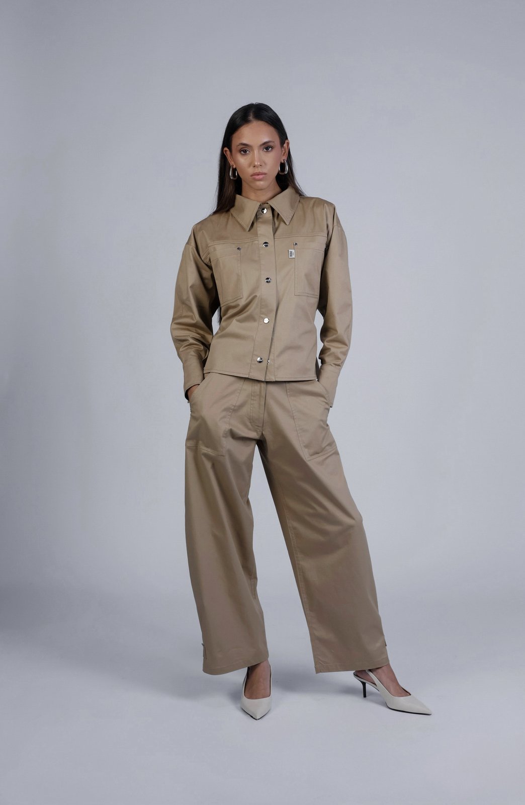 Veste en jean cintrée Léon Beige, détail de la coupe, ses deux grandes poches plaquées signature de Bobo Paris