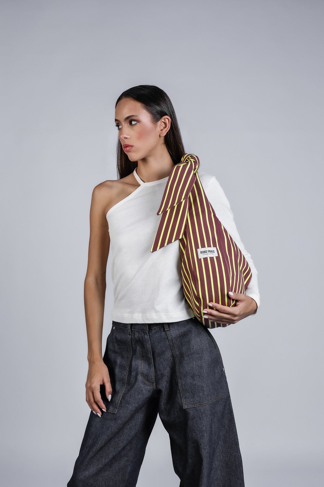 Sac à nouer à rayures jaune/marron Sasha, gros plan sur le tissu, proposé en taille unique avec une bandoulière à nouer, pièce éco-responsable et upcyclée