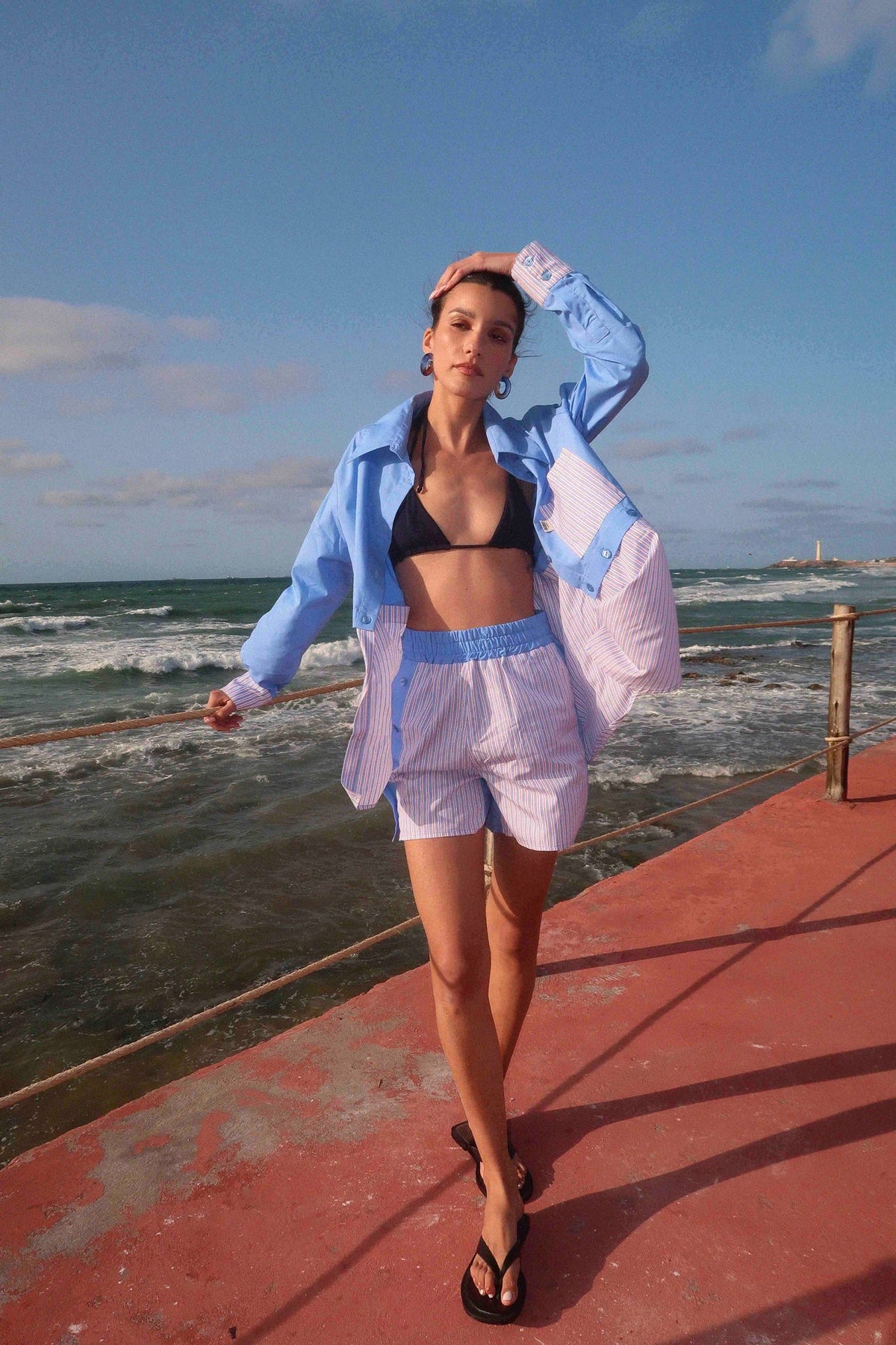 Chemise 2 en 1 bleue Andréa, gros plan sur le tissu, confectionnée dans un atelier familial parisien, coupe oversize