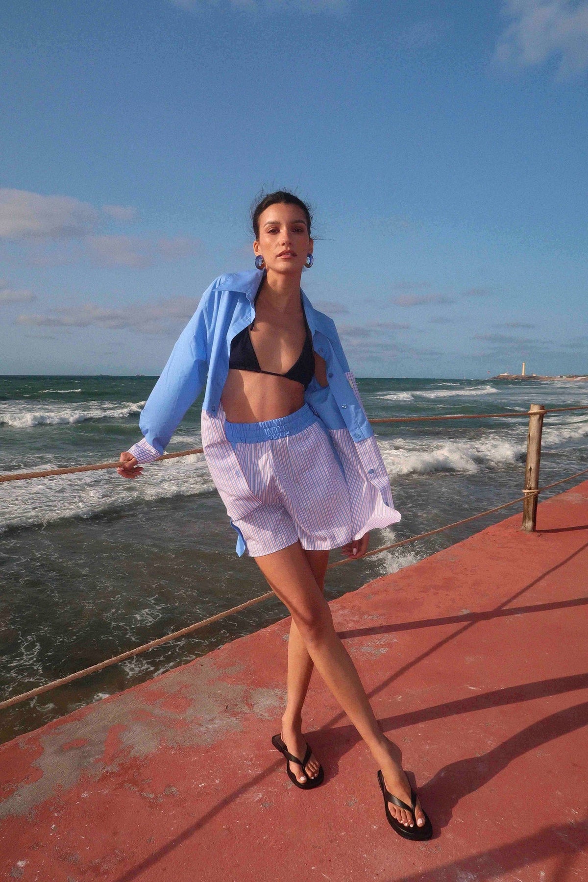 Short bleu Andréa, vue d'ensemble, portée de face, il a été réalisé dans un atelier familial parisien en plein coeur du Sentier, esprit workwear