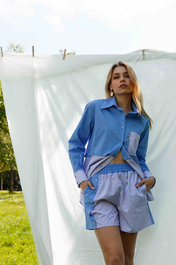 Short bleu Andréa, porté en mouvement, le short Andréa a été produit en édition limitée