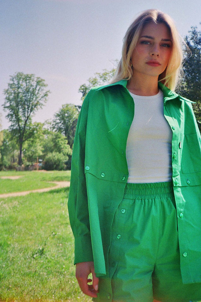 Short vert Chiara, vue d'ensemble, portée de face, le short Chiara a été produit en édition limitée